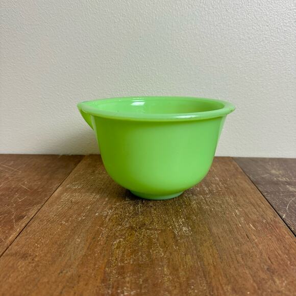 VTG 1940s McKee Green Vaseline Uranium Jadeite Milk Glass 6 inch Mixing Bowl - Picture 1 of 9
